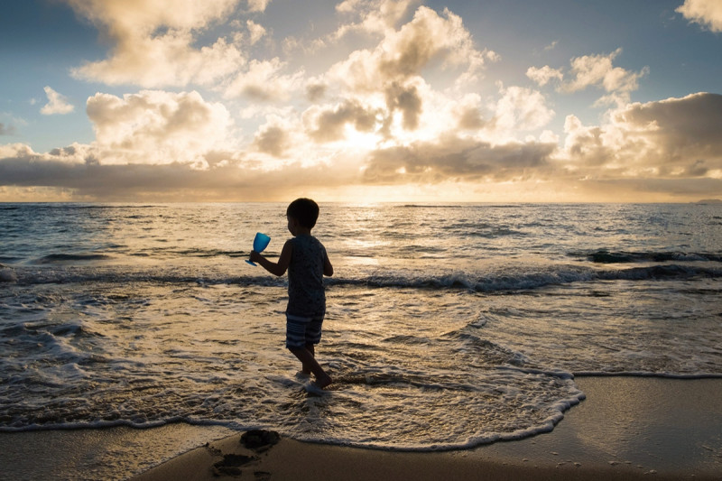 ハワイのビーチで遊ぶ子供