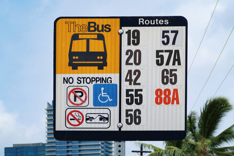 TheBusのバス停の看板。この場所に停車するバスの番号が表示されています