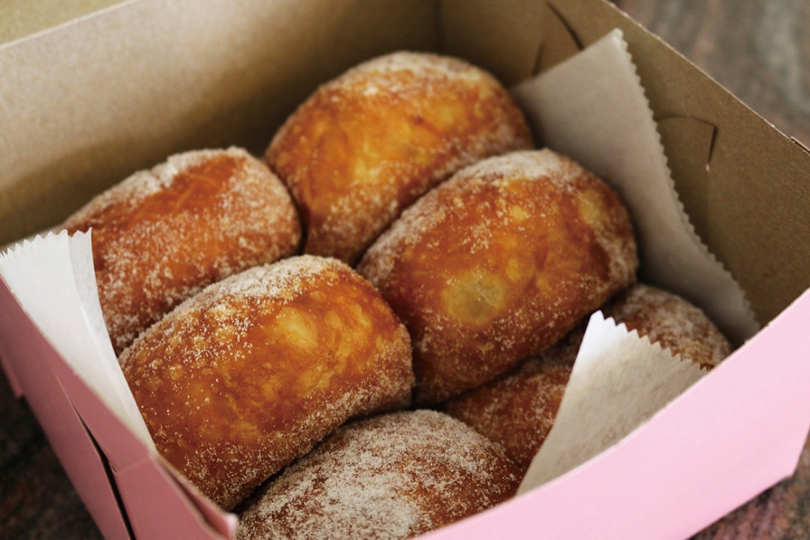 ピンクの箱がかわいいレナーズ・ベーカリーのマラサダ